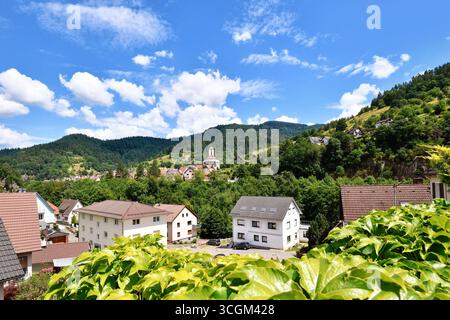 Forbach, Allemagne - 12 juillet 2025 : bâtiments entourés d'arbres à Forbach. Vue panoramique estivale de la ville de la Forêt Noire sous le ciel bleu Banque D'Images