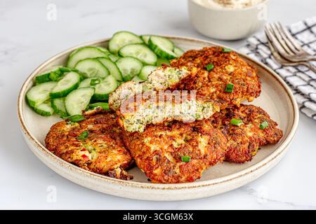 Beignets de poulet servis avec concombre, sauce de trempage gros plan Banque D'Images