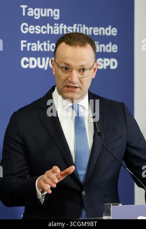 29 août 2025, Bavière, Würzburg : le leader du groupe parlementaire Jens Spahn (CDU) prend la parole au seuil de la porte à l'issue de la réunion à huis clos des groupes parlementaires exécutifs de la CDU/CSU et du SPD. Photo : Heiko Becker/dpa Banque D'Images