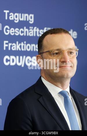 29 août 2025, Bavière, Würzburg : le leader du groupe parlementaire Jens Spahn (CDU) prend la parole au seuil de la porte à l'issue de la réunion à huis clos des groupes parlementaires exécutifs de la CDU/CSU et du SPD. Photo : Heiko Becker/dpa Banque D'Images