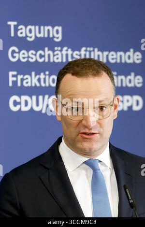 29 août 2025, Bavière, Würzburg : le leader du groupe parlementaire Jens Spahn (CDU) prend la parole au seuil de la porte à l'issue de la réunion à huis clos des groupes parlementaires exécutifs de la CDU/CSU et du SPD. Photo : Heiko Becker/dpa Banque D'Images