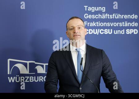 29 août 2025, Bavière, Würzburg : le leader du groupe parlementaire Jens Spahn (CDU) prend la parole au seuil de la porte à l'issue de la réunion à huis clos des groupes parlementaires exécutifs de la CDU/CSU et du SPD. Photo : Heiko Becker/dpa Banque D'Images