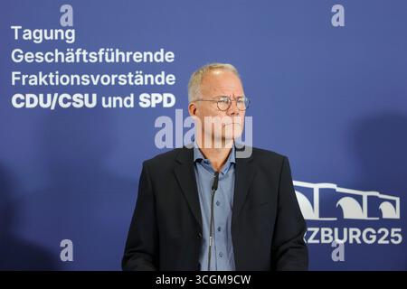 29 août 2025, Bavière, Würzburg : le président du groupe parlementaire Matthias Miersch (SPD) à la porte de la réunion à huis clos des comités exécutifs des groupes parlementaires CDU/CSU et SPD. Photo : Heiko Becker/dpa Banque D'Images