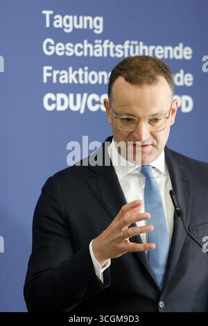 29 août 2025, Bavière, Würzburg : le leader du groupe parlementaire Jens Spahn (CDU) prend la parole au seuil de la porte à l'issue de la réunion à huis clos des groupes parlementaires exécutifs de la CDU/CSU et du SPD. Photo : Heiko Becker/dpa Banque D'Images
