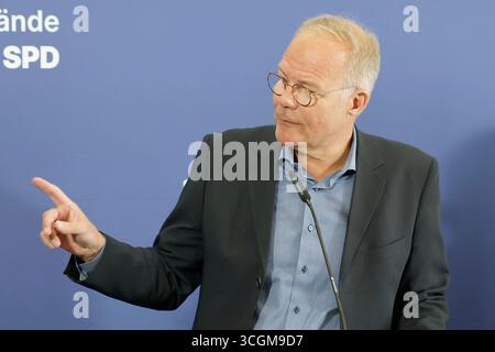 29 août 2025, Bavière, Würzburg : le président du groupe parlementaire Matthias Miersch (SPD) à la porte de la réunion à huis clos des comités exécutifs des groupes parlementaires CDU/CSU et SPD. Photo : Heiko Becker/dpa Banque D'Images