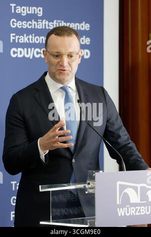 29 août 2025, Bavière, Würzburg : le leader du groupe parlementaire Jens Spahn (CDU) prend la parole au seuil de la porte à l'issue de la réunion à huis clos des groupes parlementaires exécutifs de la CDU/CSU et du SPD. Photo : Heiko Becker/dpa Banque D'Images