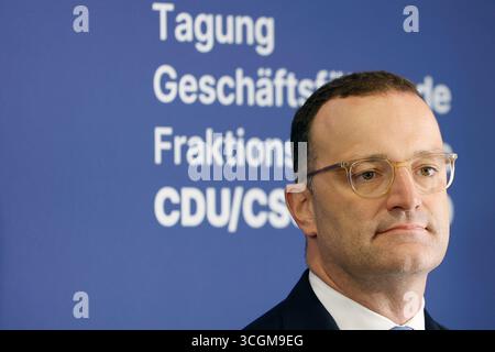 29 août 2025, Bavière, Würzburg : le leader du groupe parlementaire Jens Spahn (CDU) prend la parole au seuil de la porte à l'issue de la réunion à huis clos des groupes parlementaires exécutifs de la CDU/CSU et du SPD. Photo : Heiko Becker/dpa Banque D'Images
