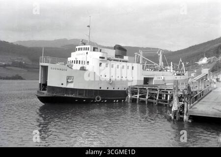 1960, historique, ferry à vapeur MF Gudvangen amarré dans un fjord, Norvège. Le navire à passagers a été construit en 1954 à Bergen. Banque D'Images