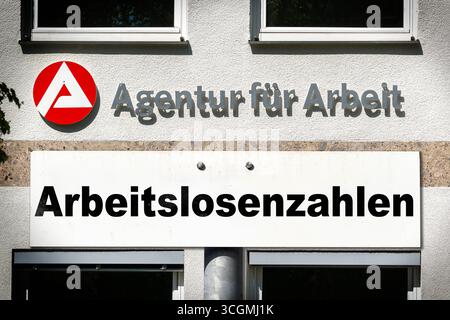 Bavière, Allemagne - 29 août 2025 : MONTAGE PHOTO, panneau devant l'agence pour l'emploi avec l'inscription : chiffres du chômage *** FOTOMONTAGE, Ein Schild vor der Agentur für Arbeit mit der Aufschrift : Arbeitslosenzahlen Banque D'Images
