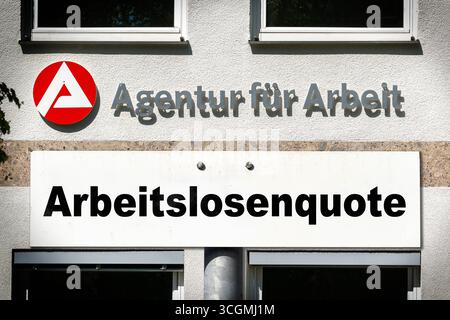 Bavière, Allemagne - 29 août 2025 : MONTAGE PHOTO, panneau devant l'agence pour l'emploi avec l'inscription : taux de chômage *** FOTOMONTAGE, Ein Schild vor der Agentur für Arbeit mit der Aufschrift : Arbeitslosenquote Banque D'Images