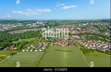 Photo aérienne de la petite ville de Schwieberdingen avec son grand quartier industriel dans le Bade-Wuerttemberg près de Stuttgart, Allemagne Banque D'Images