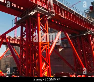 Grandes structures massives lors de la construction d'une usine de GNL, beaucoup d'équipements de construction et de grues. Banque D'Images