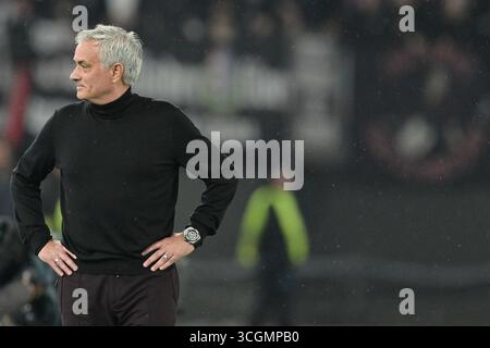Roma, Italie. 03 janvier 2024. Foto Alfredo Falcone/LaPresse 03 Gennaio 2024 - Roma, Italia - sport, calcio - Roma vs Cremonese - TIM CUP 2023/2024 - Stadio Olimpico di Roma. Nella foto : Jose' Mourinho (entraîneur-chef AS Roma) Foto Alfredo Falcone/LaPresse 07 janvier 2024 Rome, Italie - sport, football - Roma vs Cremonese -TIM CUP 2023/2024 - Olimpic Stadium î ;n Rome. Sur la photo : Jose' Mourinho (entraîneur-chef AS Roma) crédit : LaPresse/Alamy Live News Banque D'Images