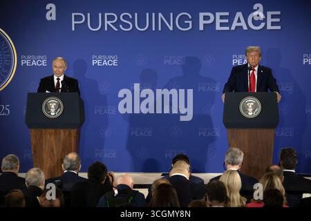 Anchorage, États-Unis d'Amérique. 15 août 2025. Le président américain Donald Trump, à droite, écoute le président russe Vladimir Poutine, à gauche, prononcer des remarques lors d’un communiqué de presse conjoint à l’issue de la réunion au sommet américano-russe à la base conjointe Elmendorf Richardson, le 15 août, à Anchorage, en Alaska. Crédit : Alejandro Peña/US Army photo/Alamy Live News Banque D'Images