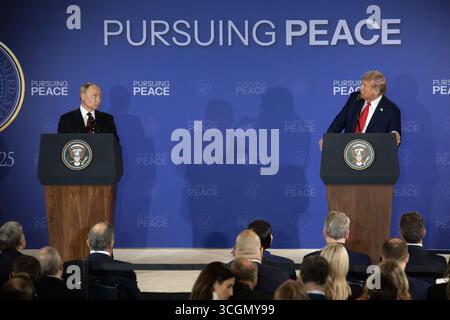 Anchorage, États-Unis d'Amérique. 15 août 2025. Le président américain Donald Trump, à droite, prononce des remarques alors que le président russe Vladimir Poutine, à gauche, regarde lors d’un communiqué de presse conjoint à la conclusion du sommet américano-russe à la base conjointe Elmendorf Richardson, le 15 août, à Anchorage, en Alaska. Crédit : Alejandro Peña/US Army photo/Alamy Live News Banque D'Images