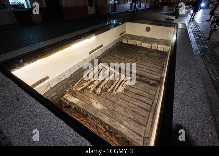 Rzeszow, Pologne - 22 août 2025 : exposition de chemin en bois souterrain illuminé enfermé dans une vitrine en verre à Rzeszow, Pologne Banque D'Images