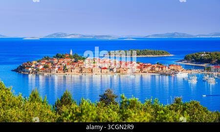 Primosten, Sibenik, Croatie - destination de vacances d'été pittoresque à la mer Adriatique, Dalmatie. Banque D'Images