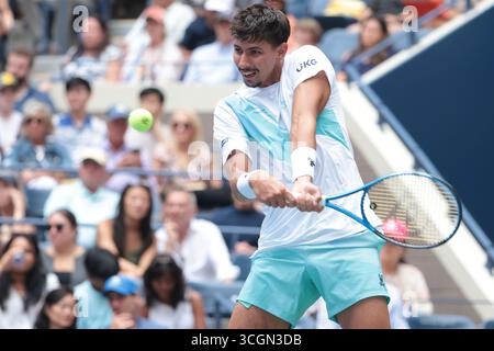 New York, Etats-Unis. 28 août 2025. Alexei Popyrin d'Australie joue un coup de revers au cours du jour 5 des US Open Tennis Championships 2025, tournoi de tennis Grand Chelem le 28 août 2025 au USTA Billie Jean King National Tennis Center à Flushing Meadows, Queens, New York, États-Unis - photo Jean Catuffe/DPPI crédit : DPPI Media/Alamy Live News Banque D'Images