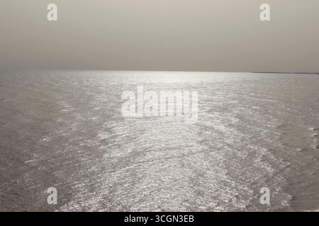 Captura del reflejo del sol del atardecer en el mar Banque D'Images