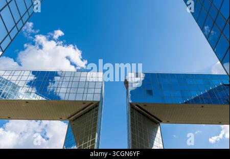 Paris, France - 08 28 2025 : le bâtiment le Ponant, occupé par la Préfecture d'Ile-de-France, dans le parc André Citroën Banque D'Images