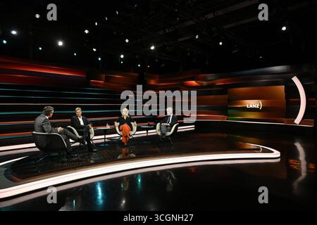 Talkrunde BEI Markus Lanz , ZDF 08/25 Her Markus Lanz, Robert Habeck, Melanie Amann und Carlo Masala v.Li. AM 27. Août 2025 à Markus Lanz , ZDF Aufzeichnung vom 26. Août 2025 TV Fernsehen Talkshow Talk Show Deutschland deutsche Frau deutscher Mann Männer Politiker Politik Grüne Grüner Bündnis 90 Die Grünen Journalistin DER SPIEGEL Redakteurin Autorin Politologe Militärexperte Politikwissenschaftler Wissenschaftler Politik Mann Italien Italien Italienisch Italienisch-deutscher modérateur Fotografie Fotograf journaliste animateur journaliste animateur auteur Banque D'Images