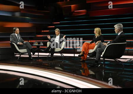 Talkrunde BEI Markus Lanz , ZDF 08/25 Her Markus Lanz, Robert Habeck, Melanie Amann und Carlo Masala v.Li. AM 27. Août 2025 à Markus Lanz , ZDF Aufzeichnung vom 26. Août 2025 TV Fernsehen Talkshow Talk Show Deutschland deutsche Frau deutscher Mann Männer Politiker Politik Grüne Grüner Bündnis 90 Die Grünen Journalistin DER SPIEGEL Redakteurin Autorin Politologe Militärexperte Politikwissenschaftler Wissenschaftler Politik Mann Italien Italien Italienisch Italienisch-deutscher modérateur Fotografie Fotograf journaliste animateur journaliste animateur auteur Banque D'Images