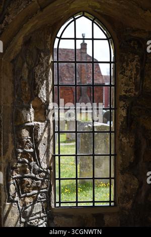 Vue du cimetière par la fenêtre de l'église Banque D'Images