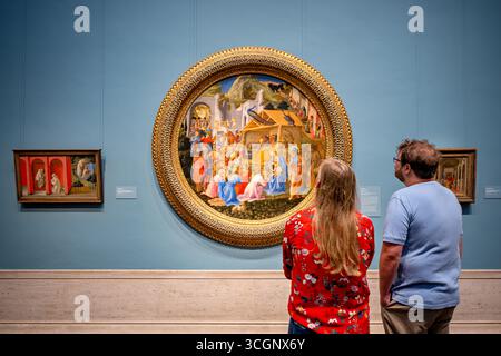 L'Adoration du Tondo Magi de Fra Angelico et Fra Filippo Lippi à la National Gallery of Art de Washington DC // WASHINGTON DC — L'Adoration des Mages, une peinture circulaire de tempera sur panneau de peuplier créée autour de 1440-1460, est exposée à la National Gallery of Art . Le travail collaboratif a été commencé par Fra Angelico (c. 1395-1455) et complété par Fra Filippo Lippi (c. 1406-1469), tous deux artistes florentins. Le tondo représente la scène biblique des trois Mages présentant des cadeaux à l'enfant Jésus, avec une procession colorée enroulant autour d'une colline et sous une ancienne arche vers la crèche. Banque D'Images