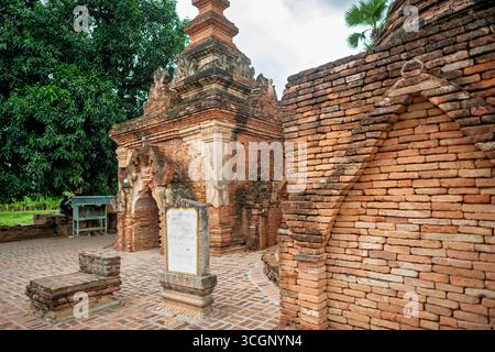 Complexe de la pagode Yadana Hsemee (ရတနာဆီမီးဘုရားစု) à Inwa (Ava) présente des briques de style Konbaung et des images de Bouddha. Ce site historique et religieux important est situé à l'ouest des ruines de l'ancien palais d'Ava dans le village d'Apyin Sanyar, canton de Tada-U. Le complexe comprend six stupas, un monastère en briques et trois salles Gandhakuti. Il contient dix structures architecturales importantes, numérotées de 372 à 381. Entouré de palmiers en peluche, le site est une attraction touristique populaire. La pagode Banque D'Images