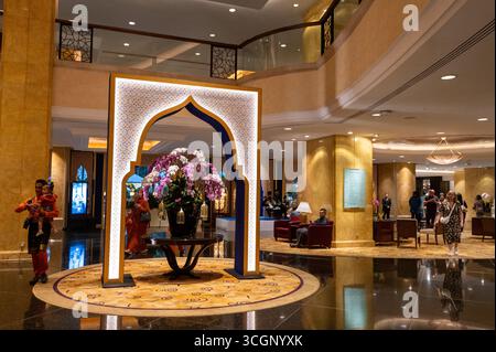 Dans le hall principal d'un hôtel cinq étoiles à Kuala Lumpur, en Malaisie, qui affiche des dessins islamiques tels que la grande arche et une grande flore. ble Banque D'Images