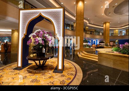 Dans le hall principal d'un hôtel cinq étoiles à Kuala Lumpur, en Malaisie, qui affiche des dessins islamiques tels que la grande arche et une grande flore. ble Banque D'Images