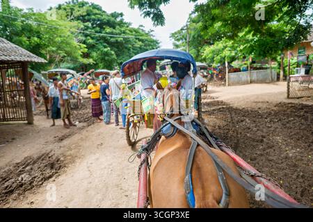 Transport touristique à cheval et en calèche Inwa Amarapura Myanmar pas de voitures ou de taxis // INWA (également connu sous le nom d'Ava), région de Sagaing, Myanmar — les promenades en calèche et en calèche sont le principal mode de transport pour les touristes visitant l'ancienne ville d'Inwa. Ce site historique, ancienne capitale impériale du Myanmar, est en grande partie inaccessible aux véhicules modernes comme les voitures et les taxis. Les visiteurs comptent sur ces calèches traditionnelles pour explorer les ruines et les monastères éparpillés à travers l'île. Inwa est située près d'Amarapura, un canton du district de Mandalay, ce qui en fait un destin culturel important Banque D'Images