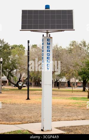 Haut poteau blanc avec panneau solaire, une station d'urgence avec boîte d'appel dans un parc, McAllen, Texas, USA. Banque D'Images