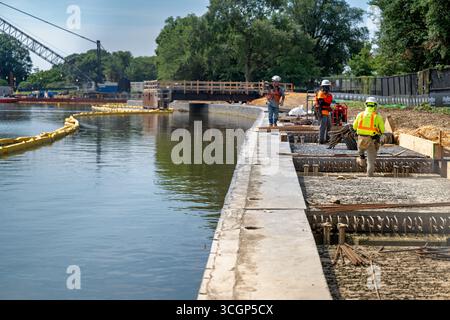 Projet de reconstruction de la digue de Tidal Basin travailleurs de la construction Washington DC USA // WASHINGTON DC — le projet de reconstruction de la digue de Tidal Basin est en cours, comme on l'a vu le 14 août 2025, avec des travailleurs de la construction visibles sur place. Cet effort majeur d'ingénierie vise à remplacer et à élever les digues qui se détériorent autour du bassin de marée, qui coulent en raison des sols mous et des inondations récurrentes dues à l'élévation du niveau de la mer. Le Tidal Basin, un réservoir artificiel situé dans le West Potomac Park, est un point de repère important de Washington DC et abrite le Jefferson Memorial, Martin Luther King, Jr. Memorial, et Banque D'Images