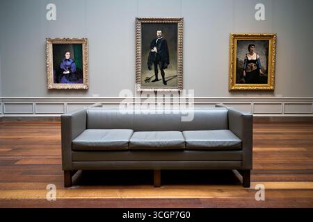 Galerie nationale d'art Renoir Manet Corot peintures Chester Dale Collection Washington DC USA // WASHINGTON DC — la National Gallery of Art expose trois peintures à l'huile sur toile de la collection Chester Dale : Mademoiselle Sicot (1865) d'Auguste Renoir, l'acteur tragique (Rouvière comme Hamlet) (1866) d'Édouard Manet, et Agostina (1866) attribuée à Jean-Baptiste-Camille Corot. Ces œuvres d'artistes français représentent d'importantes œuvres du XIXe siècle L'Agostina de Corot est une peinture figurative remarquable, représentant un modèle en costume traditionnel dans un paysage italien. Sa présence monumentale, ch Banque D'Images