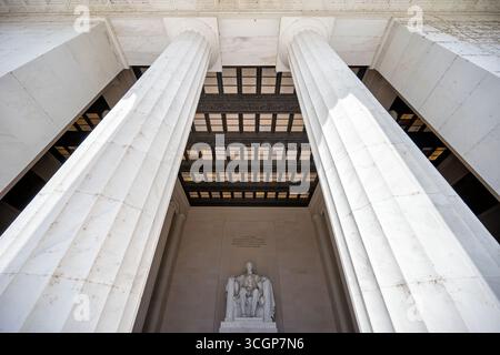 Lincoln Memorial Abraham Lincoln Statue marbre néoclassique intérieur Washington DC // WASHINGTON DC — la statue colossale d'Abraham Lincoln, sculptée par Daniel Chester French, est exposée dans le mémorial néoclassique de Lincoln. Sculpté dans le marbre de Géorgie, le personnage assis mesure 19 pieds (5,8 mètres) de haut. Il est situé dans la chambre centrale, avec une inscription de dédicace visible sur le mur derrière. Conçu par l'architecte Henry Bacon, le monument présente des colonnes doriques proéminentes, reflétant l'architecture classique des temples grecs. Ce monument emblématique est situé à l'extrémité ouest du N. Banque D'Images