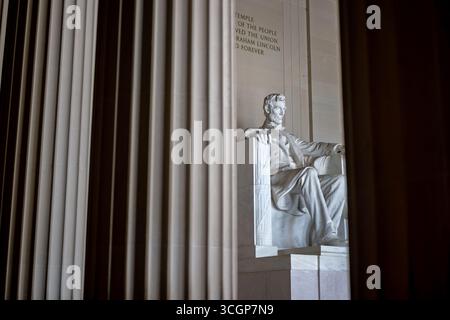 Lincoln Memorial Abraham Lincoln Lincoln Statue en marbre assis Washington DC USA // WASHINGTON DC — la statue emblématique en marbre assis d'Abraham Lincoln est un élément central du Lincoln Memorial. Sculptée par Daniel Chester French et sculptée par les frères Piccirilli dans le marbre de Géorgie, la statue mesure 5,8 mètres de haut et honore le 16e président des États-Unis. Ce monument national commémore le rôle central de Lincoln dans la préservation de l'Union pendant la guerre de Sécession. Conçu par l'architecte Henry Bacon, le mémorial est situé à l'extrémité ouest du National Mall et a été inauguré le 30 mai 1922. Banque D'Images