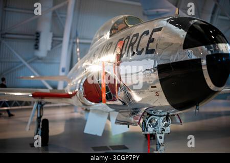 North American F-86 Sabre Tommy Polished Chrome Steven F Udvar-Hazy Center Chantilly USA // CHANTILLY, Virginia, États-Unis — Un chasseur à réaction F-86 Sabre en chrome hautement poli exposé au Steven F. Udvar-Hazy Center. Cet avion transonique emblématique a servi de chasseur principal de l'United States Air Force pendant la guerre de Corée. Le F-86 Sabre est réputé pour sa conception en ailes en flèche et son efficacité au combat contre les MiG-15 construits par l'Union soviétique Le Steven F. Udvar-Hazy Center est le complément du musée national de l'air et de l'espace Smithsonian. Il abrite une vaste collection de av Banque D'Images