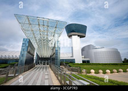 Musée national de l'Air et de l'espace Smithsonian Udvar-Hazy Center Entrance Control Tower Chantilly Virginie États-Unis | CHANTILLY, Virginie — L'entrée en verre et la tour d'observation du Steven F. Udvar-Hazy Center marquent l'annexe aéronautique et spatiale du Smithsonian près de l'aéroport international Washington Dulles. Ouvert en 2003, le centre complète le bâtiment du centre commercial du National Air and Space Museum avec un vaste hangar pour les gros avions et les engins spatiaux trop grands pour être exposés dans le centre-ville, y compris la navette spatiale Discovery et un Concorde. Banque D'Images