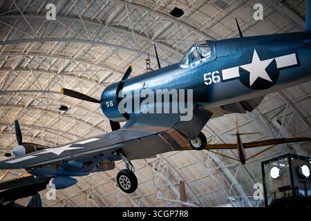 Steven F Udvar-Hazy Center Vought F4U-1D Corsair World War II Fighter plane Chantilly Virginie // CHANTILLY, Virginie, États-Unis — Un Vought F4U-1D Corsair, un avion de chasse important de la seconde Guerre mondiale, est exposé au Steven F. Udvar-Hazy Center. Cet avion américain emblématique, connu pour ses ailes de mouette inversées distinctives, a largement servi dans la marine américaine et le corps des Marines pendant la seconde Guerre mondiale et la guerre de Corée. Le Steven F. Udvar-Hazy Center est le compagnon du National Air and Space Museum de Washington D.C. il abrite des milliers d'objets aéronautiques et spatiaux, y compris Banque D'Images