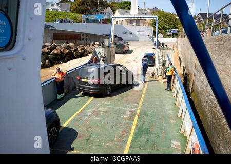 voitures en marche arrière sur le pont de véhicules du ferry burtonport arranmore dans le comté d'arranmore donegal république d'irlande Banque D'Images