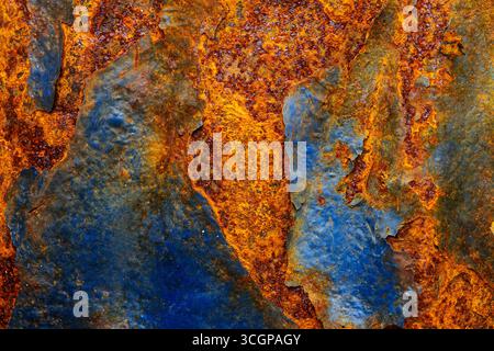 Surface métallique rouillée avec peinture de fond minable. Texture de peinture fissurée bleue sur une tôle de fer. Fragment d'une vieille porte métallique, corrosion métallique. Banque D'Images