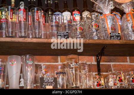 moskow russie, 25.04.2019 verres à bière et tasses à vendre sur une étagère en bois dans un magasin, de nombreuses tailles et styles différents. Banque D'Images