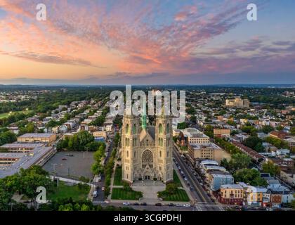La basilique-cathédrale du Sacré-cœur est bien en vue au premier plan, mettant en valeur son architecture étonnante dans un contexte d'étalement Banque D'Images