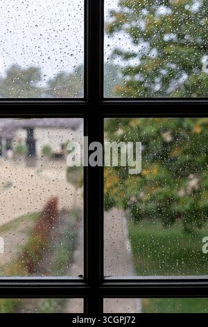 Vue à travers les fenêtres de la campagne pluvieuse Banque D'Images