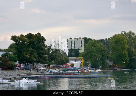 Milan. Italie. 23 août 2025. Championnats du monde de sprint et de para canoë. Cours de régate d'Idroscalo. Milan. La zone de lancement des bateaux lors des Championnats du monde de sprint et de para canoë 2025 au Idroscalo Regatta course, Italie. Banque D'Images