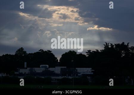 Milan. Italie. 23 août 2025. Championnats du monde de sprint et de para canoë. Cours de régate d'Idroscalo. Milan. Le soleil se brise dans les nuages tôt le matin lors des Championnats du monde de sprint et de para canoë 2025 au Idroscalo Regatta course, en Italie. Banque D'Images