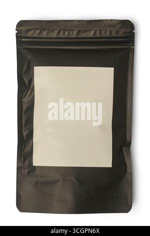pochette debout noire ou sac en aluminium avec fond blanc isolé d'étiquette vierge, modèle de maquette d'emballage flexible utilisé pour les produits alimentaires Banque D'Images