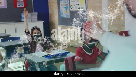 Main levée fille masquée tendant vers l'enseignant au bureau de la classe, montrant la superposition du réseau Banque D'Images