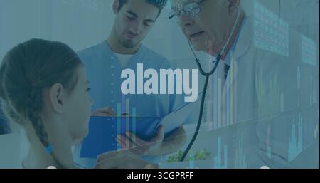 Examen de l'enfant assis sur la table d'examen en clinique, avec stéthoscope et presse-papiers, espace de copie Banque D'Images